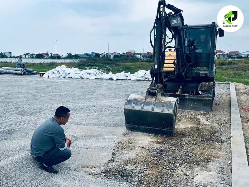 Quy Trình Thi Công Sân Bóng Cỏ Nhân Tạo Chi Tiết A-Z 9 Xe lu đang lu nền + thiết bị đo Proctor + ống thoát nước ngầm