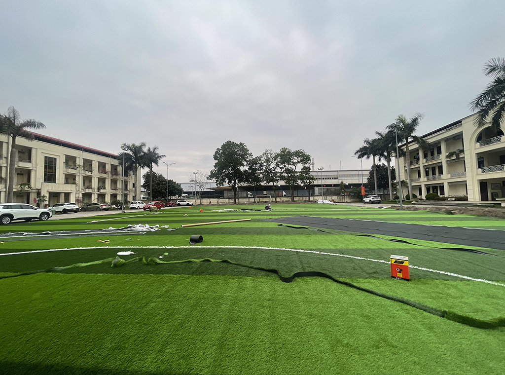 Thay cỏ mới sân 7 người khu vực sân bay Nội Bài — Ảnh 4