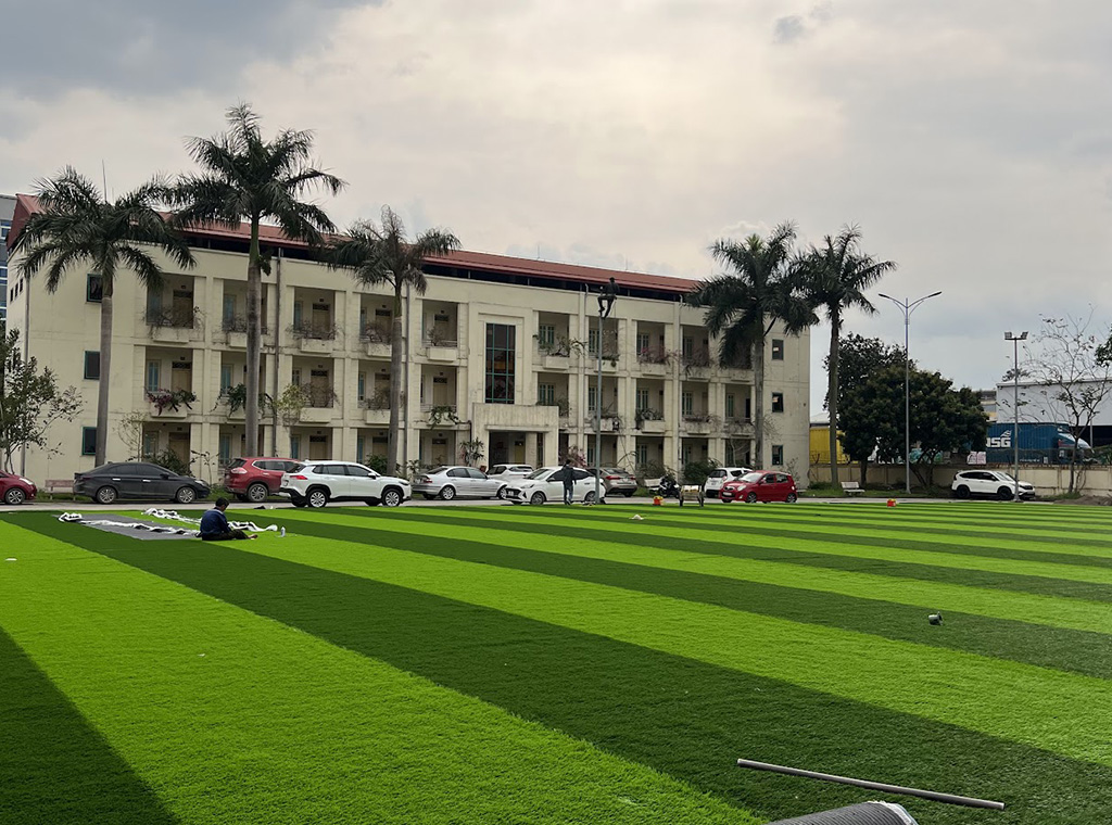 Thay cỏ mới sân 7 người khu vực sân bay Nội Bài — Ảnh 2