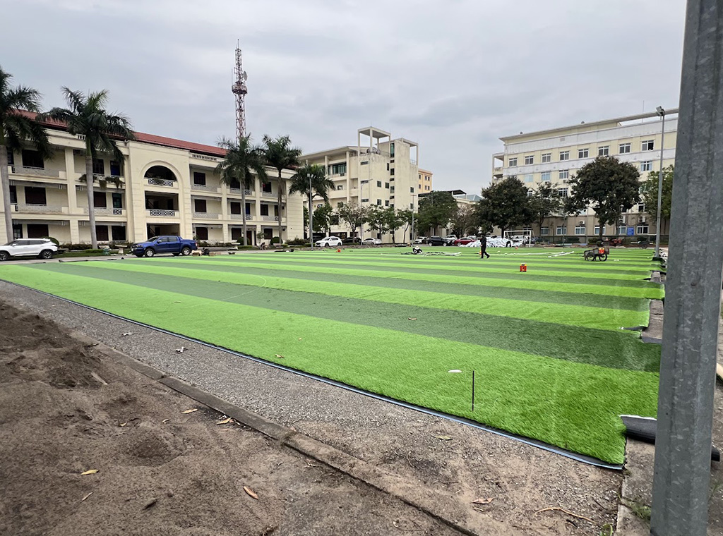 Thay cỏ mới sân 7 người khu vực sân bay Nội Bài — Ảnh 1