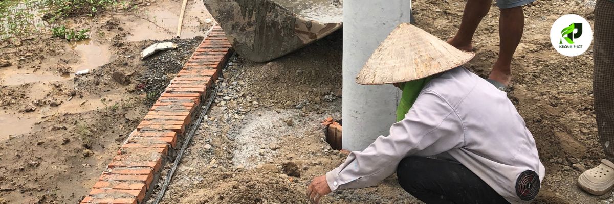 Thi Công Sân Bóng Cỏ Nhân Tạo Chuyên Nghiệp 4 Trải cỏ nhân tạo sân bóng