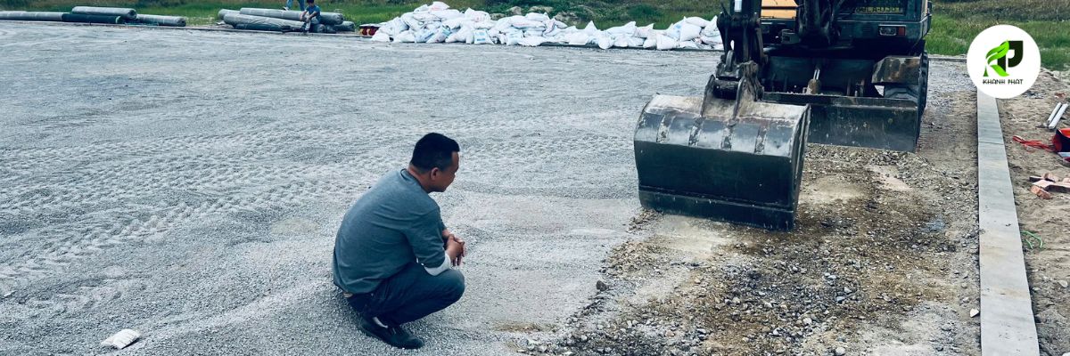 Thi Công Sân Bóng Cỏ Nhân Tạo Chuyên Nghiệp 3 Lu nén nền hạ sân bóng đá
